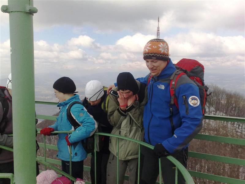 Luka, Gašper in Primož na vrhu razglednega stolpa