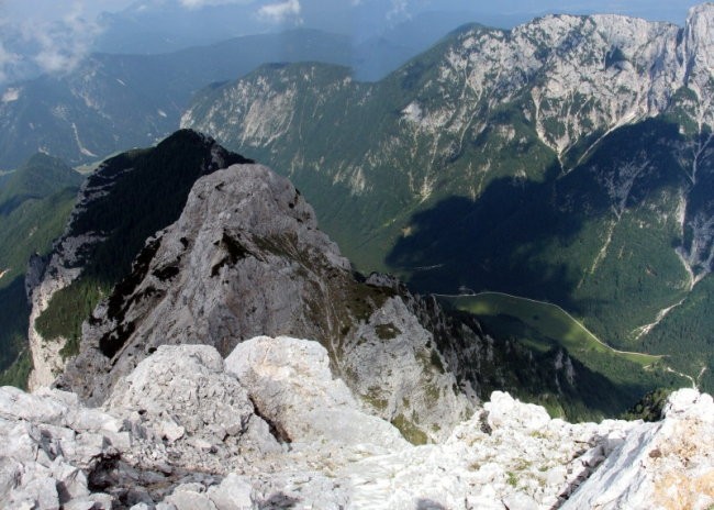 Nadaljevanje grebena: Dimniki, Macesnovec, Trta, Sr. Gora, Bičkova glava. Desno spodaj zel