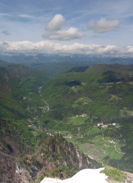 Spodaj dolina Trebuše, v ozadju Spodnje Bohinjske gore. (z vrha)