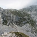 Greben Vršaca z obema vrhovoma; zadaj Travnik, desno Plaski Vogel.