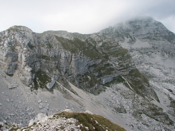 Greben Vršaca z obema vrhovoma; zadaj Travnik, desno Plaski Vogel.
