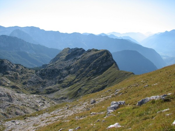 V sredi greben od Travnika do Kuka, desno spodaj v meglicah se skriva Bovec.