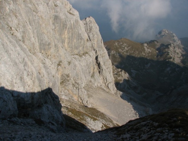 Južna stena Škednjovca, levo zadaj planjave Prevalskega Stoga, v daljavi Jezerski Stog