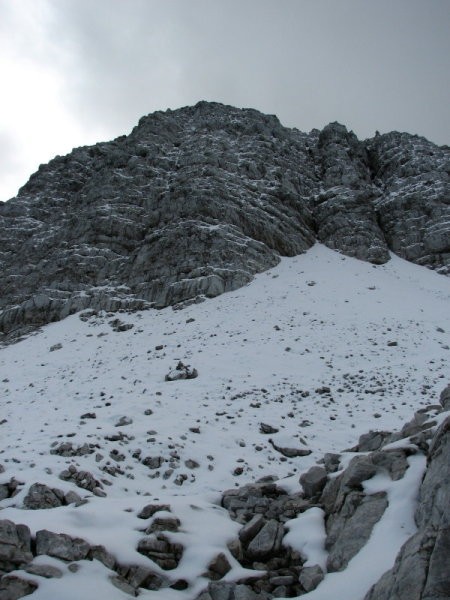 Pod vrhom Male Mojstrovke. Snega je ponekod nad 5 cm. Na skalah vršne glave je požled.