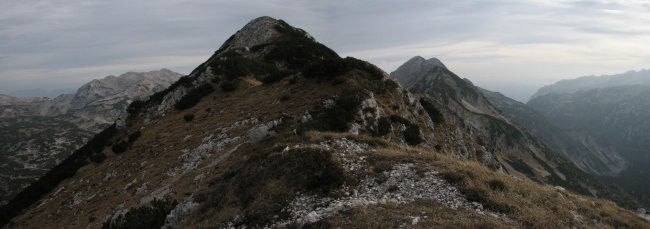 S predvrha proti jugu: levo Lanževica, v sredini vrh Kaludra, desno spredaj Črna prst (ne 