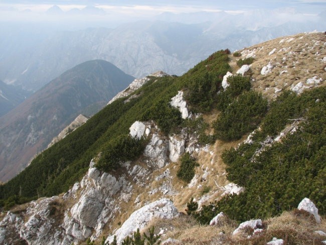 Z vrha Kaludra. Še severno, a zdaj navzdol, proti Črnemu vrhu. Od tu se vidi tista kota, t