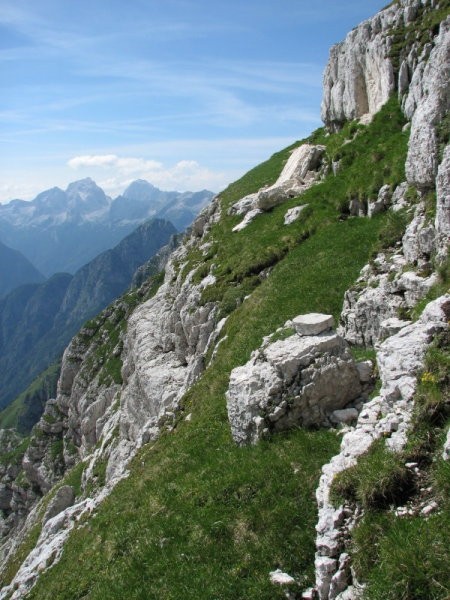 Nad kratkim kaminom naju pričaka  zelena greda. Vabi k počitku in obljublja lahek sprehod 