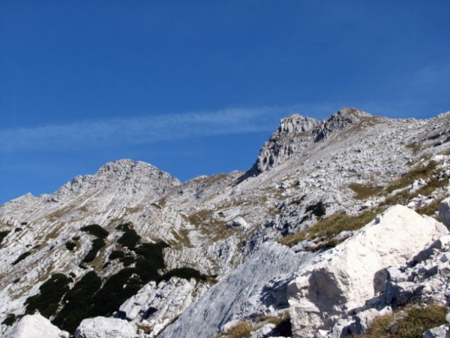 Levo Podrta gora, desno Vrh konte - mnogokrat spregledani dvatisočak.
