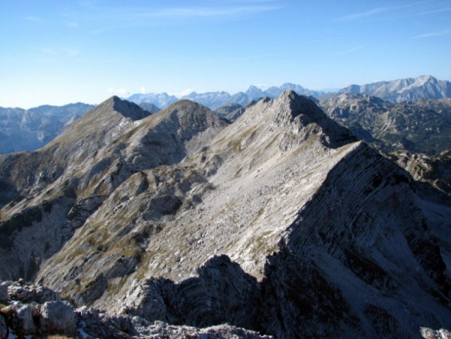 Z Vrha nad Škrbino. Podrta gora je v bližnjem grebenu videti najvišja (na desni).