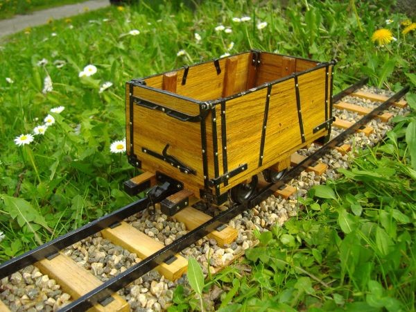Vagon za prevoz rude z lesenim zabojnikom