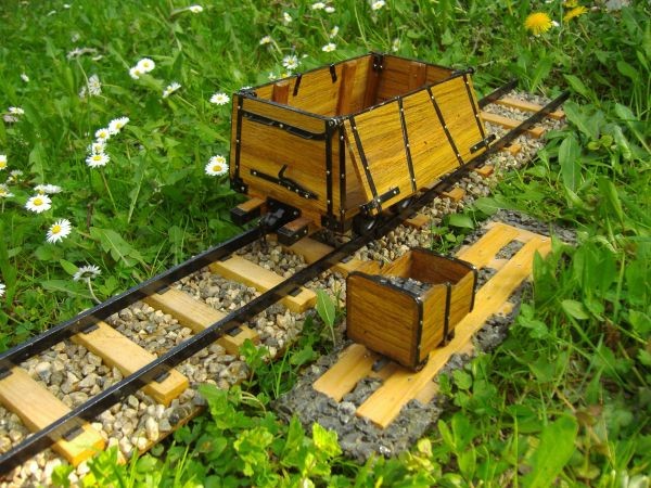 Vagon za prevoz rude z lesenim zabojnikom (velik) in starejši ročni vagonček za prevoz rud