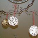 Novoletne kroglice krasijo strop naše učilnice