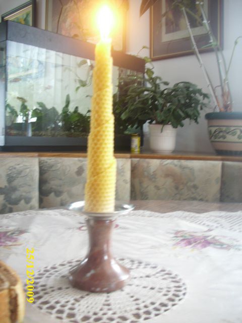 Svečnik s svečo iz satnice