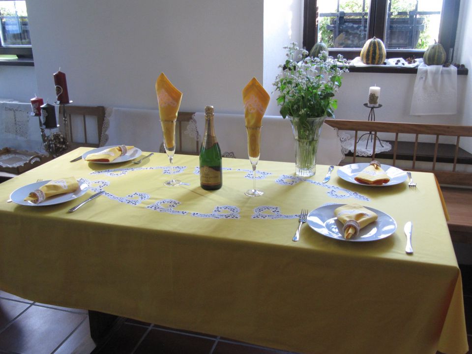 rumeno pogrnjena miza