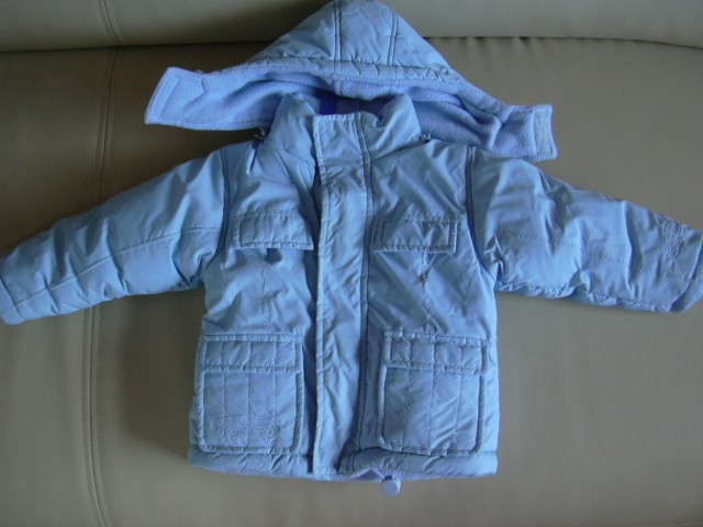 Zelo mehka, s flisom podložena sv. modra bundica (kot nova) ..št 80...9eur