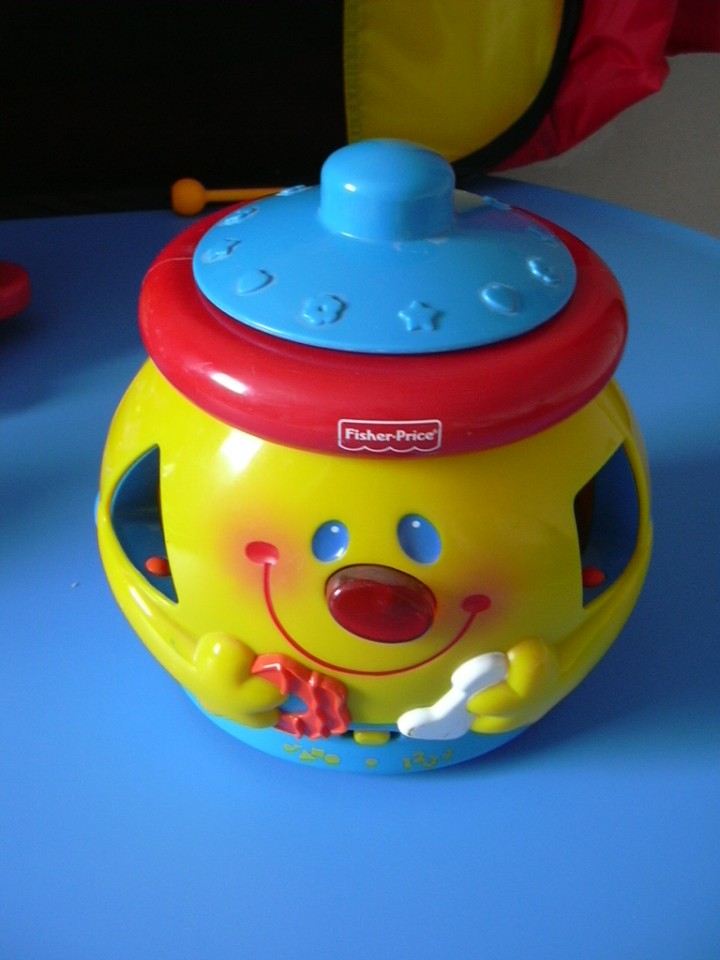 lonček za vstavljanje likov fisher price (zvočnik pokvarjen, tako da ne igra več, lučka pa