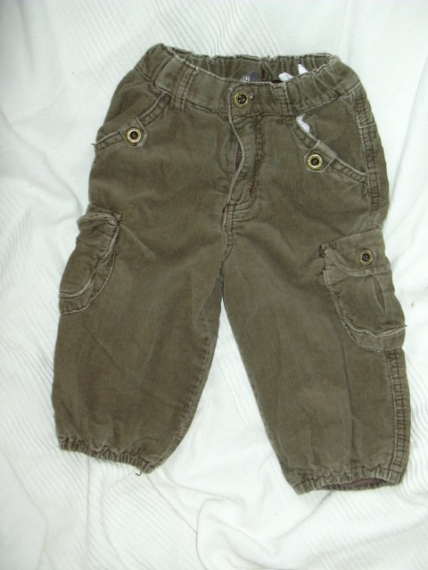 žametne hlače H&M št.80 (v resnici so bolj rjave barve)...5eur
