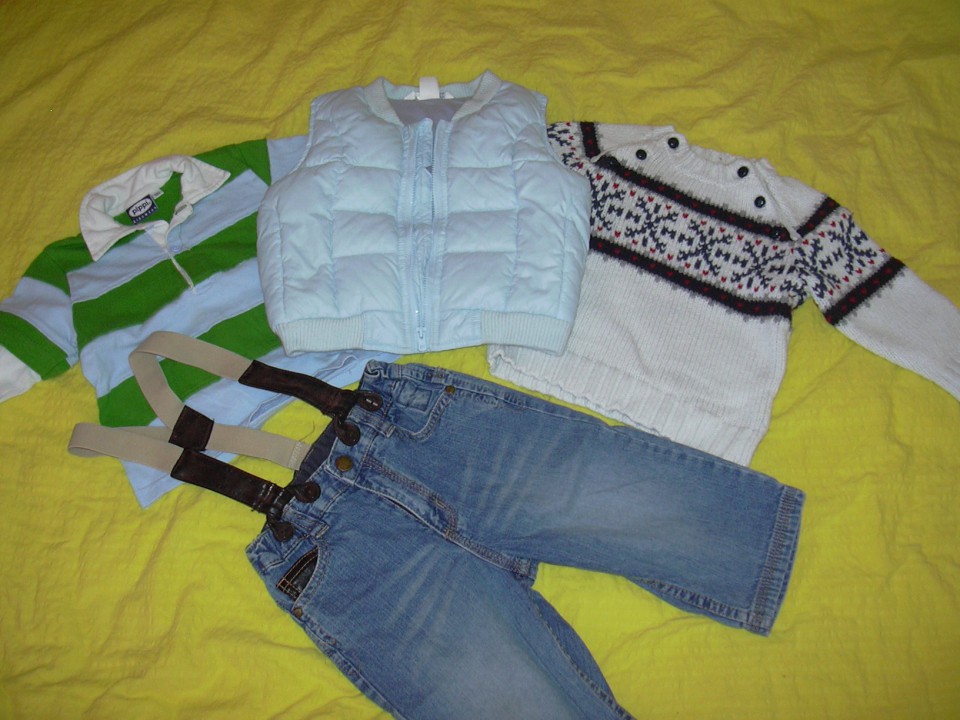 komplet!: H&M brezrokavnik, H&M pulover, H&M jeans hlače in majčka...št.80...20eur