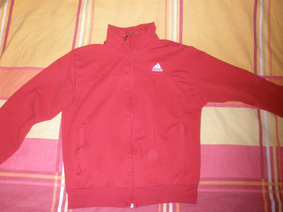 adidas jopica (sicer ni original ampak je super  za nosit...in fajni ratzegljivi material.