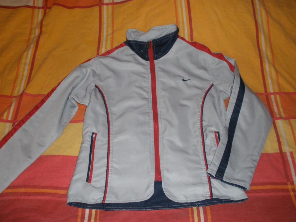 Nike jakenca št S (meni je sicer prav ampak mi ni všeč)...7eur