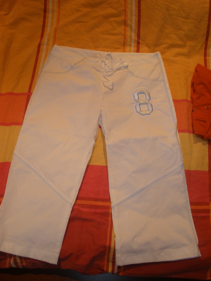 bele capri hlače (tanek raztegljivi material, ful udobne in nizek pas)...št S...3eur