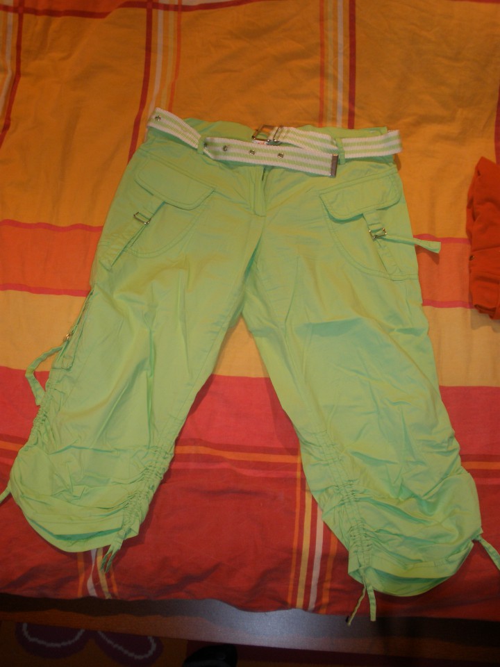 capri hlače s pasom (ful fajn za nosit in lahke) št. M (je bolj s/m)...5eur