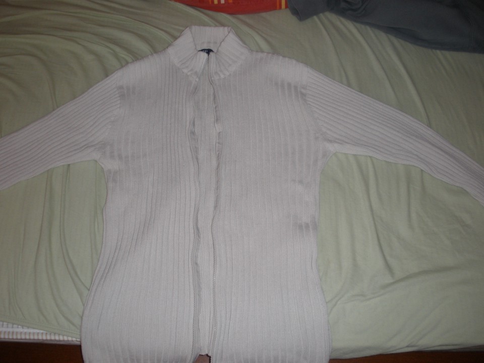 bež jopica št.L (vendar ustreza XL) potrebno popravilo zadrge 1eur