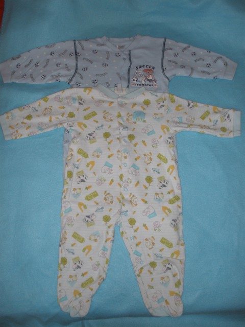 Dve pižamici št.86 (sprednja več nošena)...obe 4eur