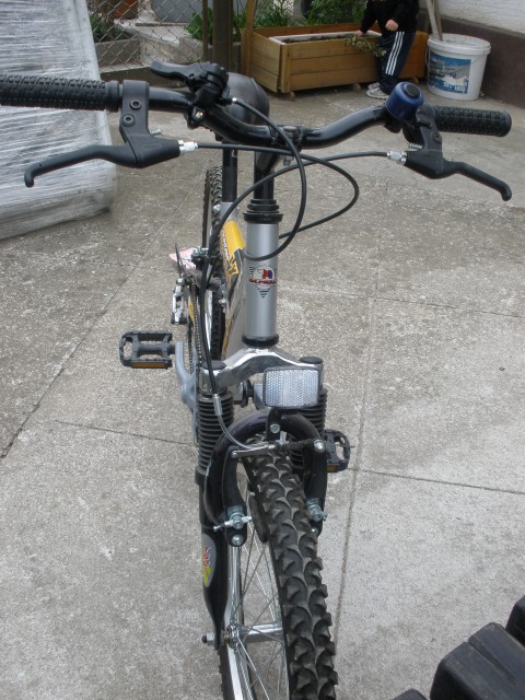 Zelo malo vožen, kar se vidi na gumah...