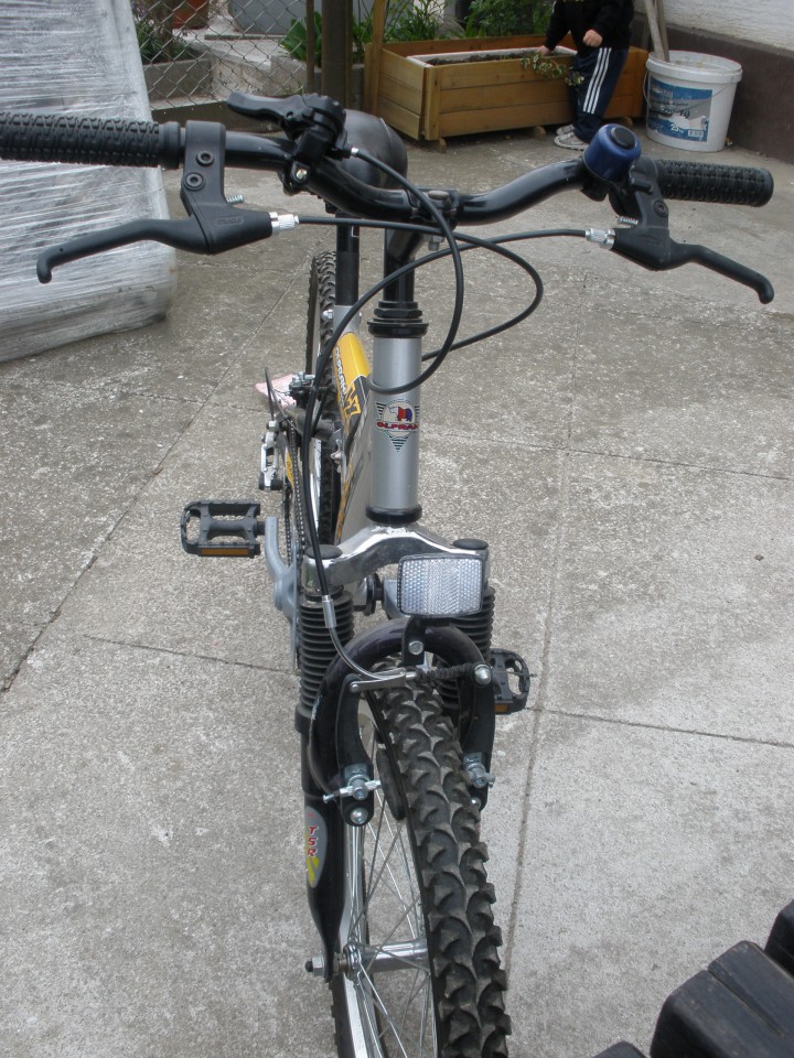 zelo malo vožen, kar se vidi na gumah...