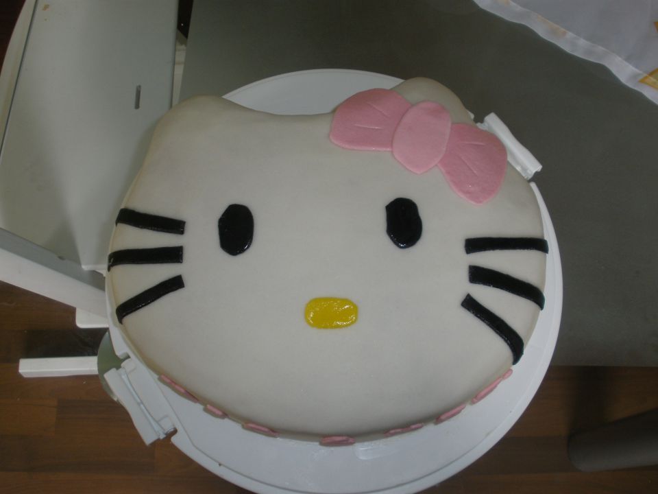 moja četrta torta...hello kitty
