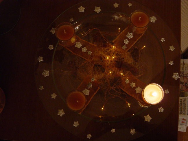 Takole pa zgleda s prižgano prvo svečko in lučkami pod steklom.