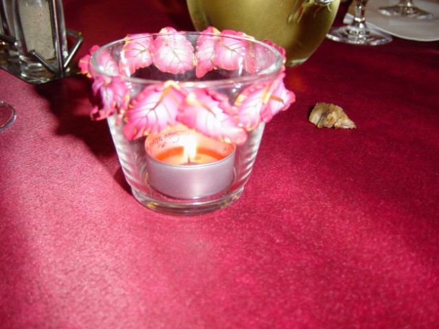 In še svečnik v enakem stilu kot del namizne dekoracije.