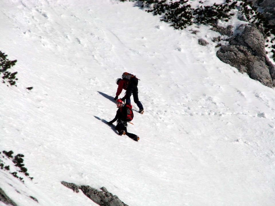 Alpinista, ki sta priplezala po Domžalski grapi in prečita proti Bosovi.