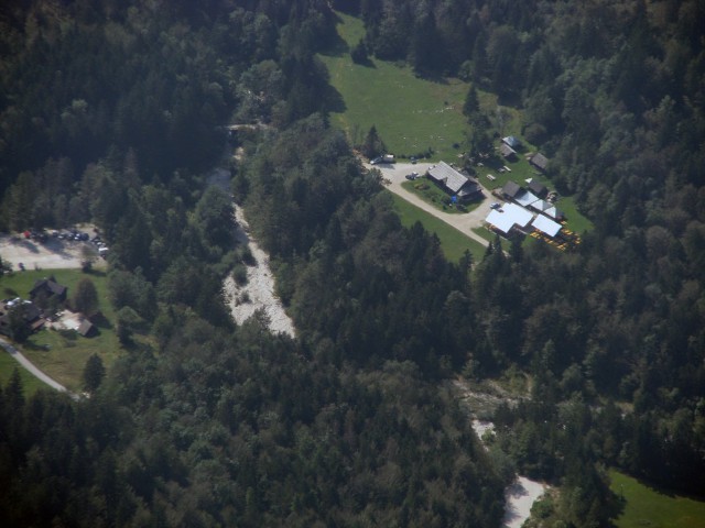 Levo dom v Kamniški Bistrici s parkiriščem in desno piknik center pri Jurju, slikano z gre