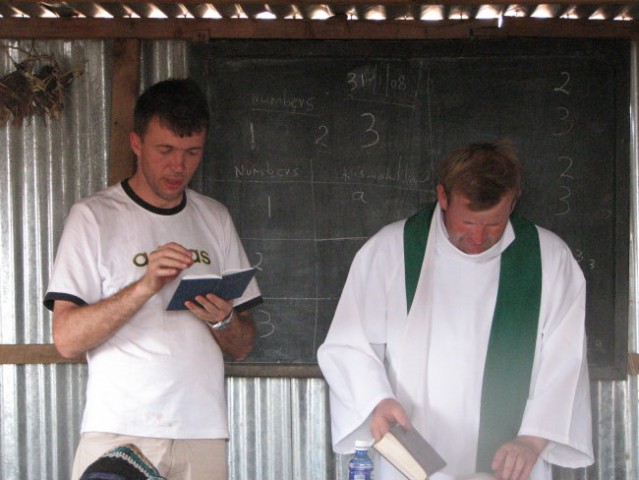 Romunski misijonar skupaj z našim Romanom (duhovnik) vodita mašo