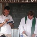 Romunski misijonar skupaj z našim Romanom (duhovnik) vodita mašo