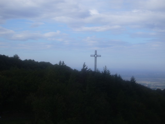 iz vrha stare gore se pa vidi tale križ