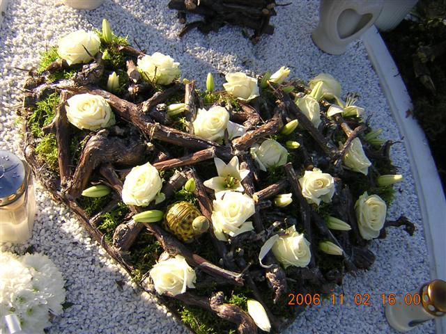 Grob našega angelčka - foto povečava