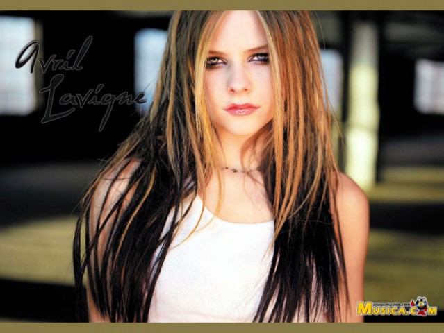 Avril Lavigne z blond-črnimi lasmi