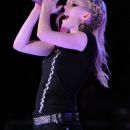 Avril in njen mikrofon