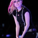 nenasmejana Avril na koncertu