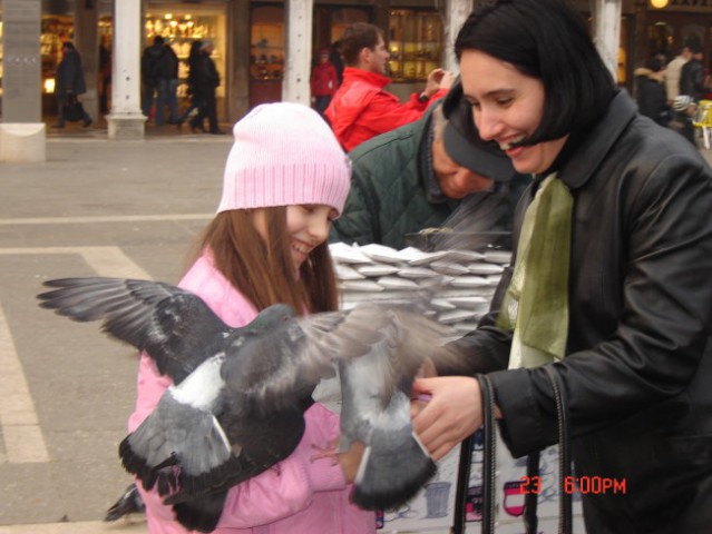 Jaz in mama hraniva golobe