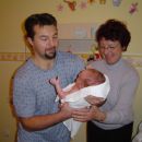 mami, ati in babi me prvič kopajo