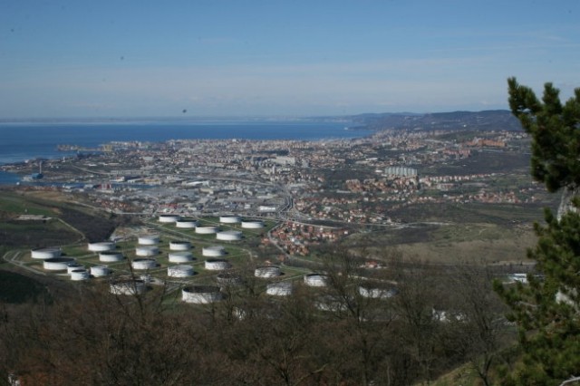 Tržaški zaliv s pristaniščem v ozadju Trst, pogled iz gradu Socerb