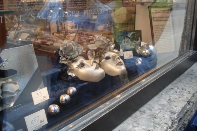 Izložba trgovine, kjer prodajajo originalne Mozartove kroglice. (Primer: 5 kroglic, zavite