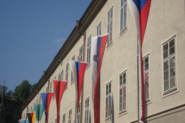 Med mnogimi tudi slovenska zastava