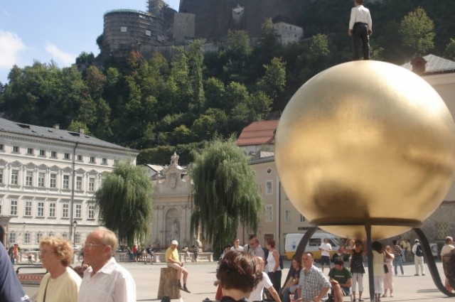 Zlata kugla na trgu pod gradom