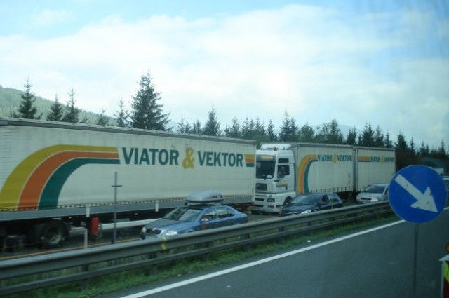 Kolona iz nasprotne smeri... tudi slovenskim tovornjakarjem ni bilo prizanešeno