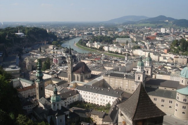 ...in 10° v desno že mesto Salzburg